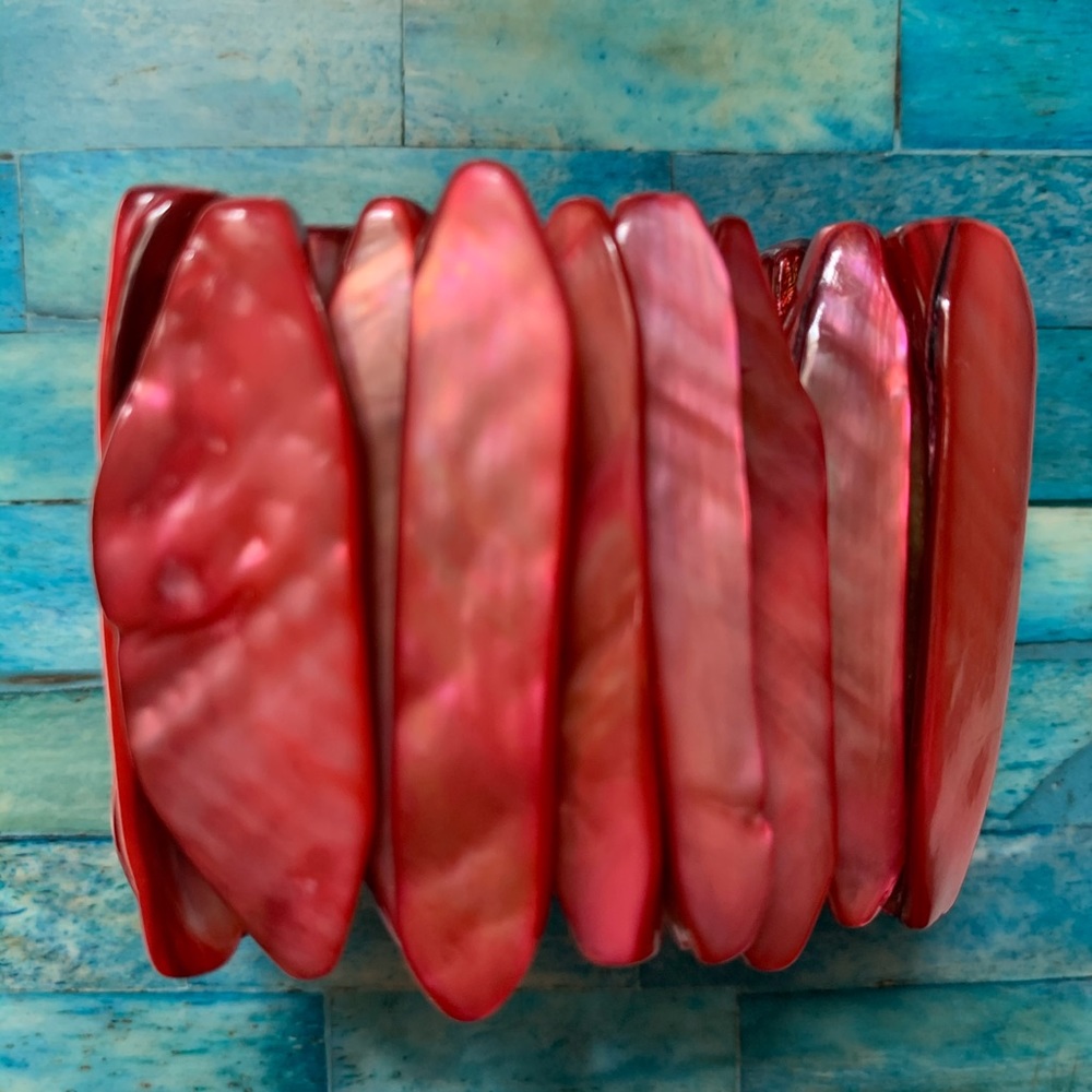 Red Expandable Shell Glass Bracelet - Picture 3 of 10